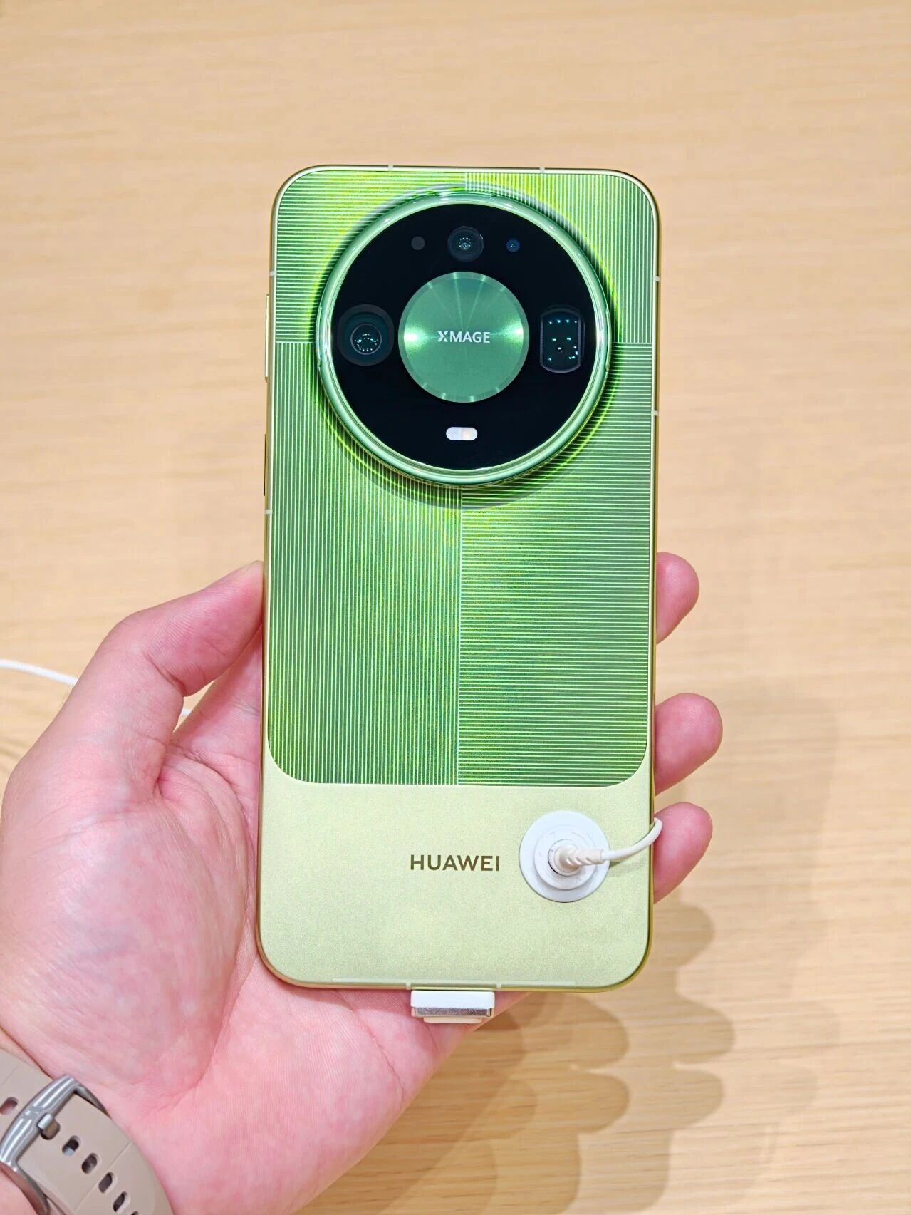 华为Mate 90 Pro Max上手！绿绿的也不错！