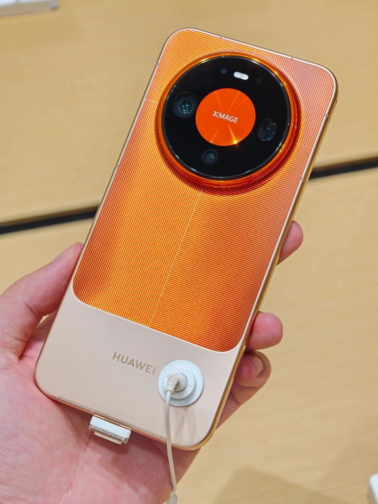 华为Mate 90 Pro上手，橙色好骚！